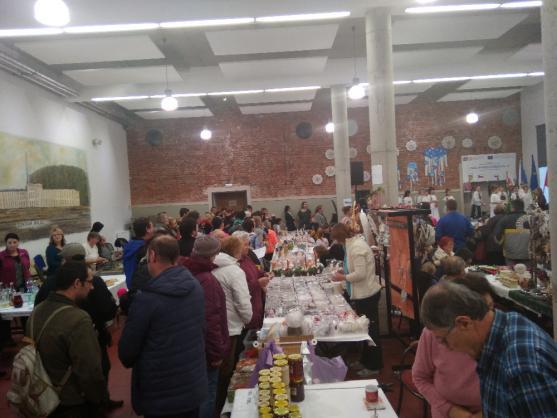 Adventní jarmark v Meziměstí se konal v teple sálu Centra Walzel