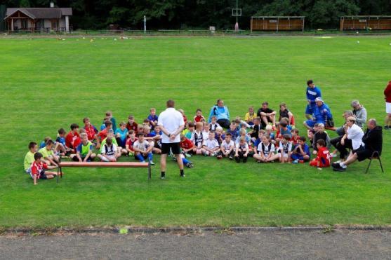 Na fotbalovou školičku přijel legendární sparťan a bývalý reprezentant Horst Siegl 