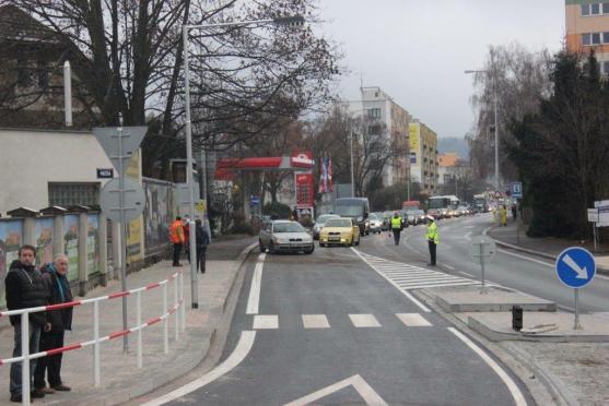 Nový kruhový objezd urychlí průjezd městem. Při slavnostním otevření se všichni shodli, že Náchod obchvat města potřebuje