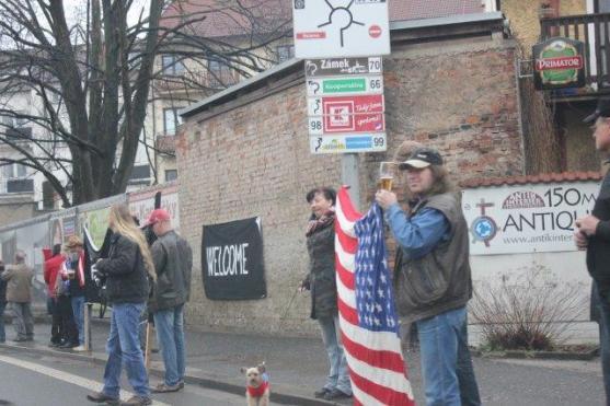 Američané do Náchoda pospíchali. Podél silnic je vítaly davy lidí