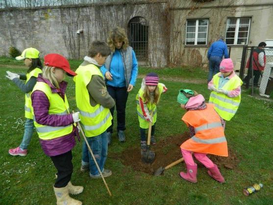 Děti z jetřichovské školy se připojily k jarnímu úklidu Broumovska