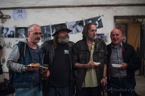 Výstavu Okuje ještě žhavé v undergroundovém klubu Eden uvedl básník Jaroslav Erik Frič