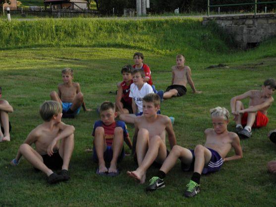 Broumovské mladší žáky na soustředění potrénoval bývalý fotbalový ligový brankář Karel Podhajský