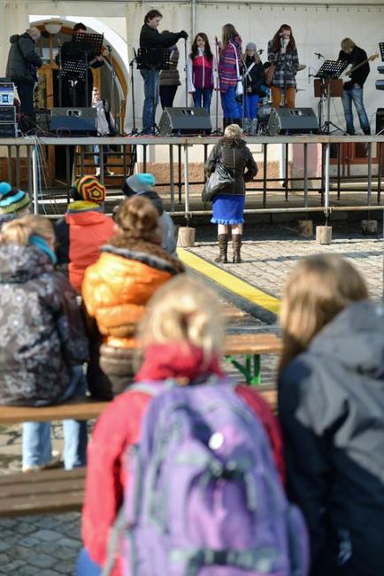 Návštěvníci velikonočního jarmarku oslavili příchod prvního jarního dne