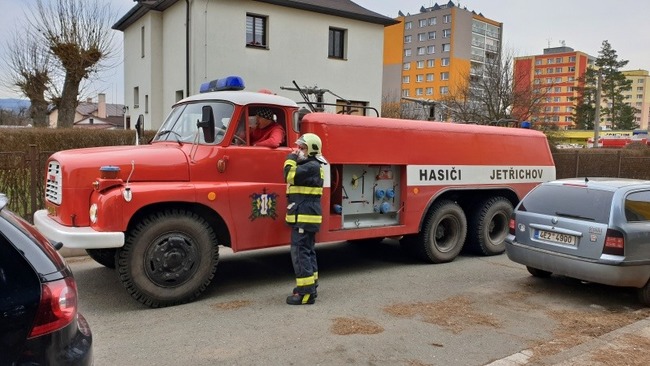 Zplodinami hoření se nadýchala kočka