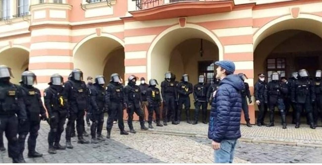 Broumovská stopa občanského protestu v Mělníku