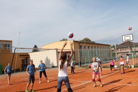 Na turnaji barevného volejbalu se dařilo broumovským týmům