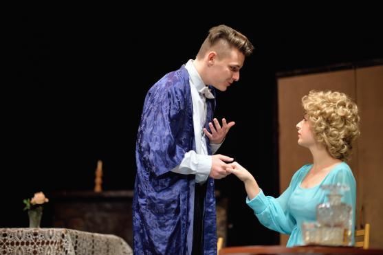 Divadelní soubor Divadlo Broumov sklidil ovace za premiéru francouzské komedie "Mátový nebo citron?"