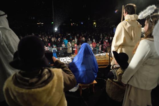 Broumovské náměstí ožilo díky živému betlému