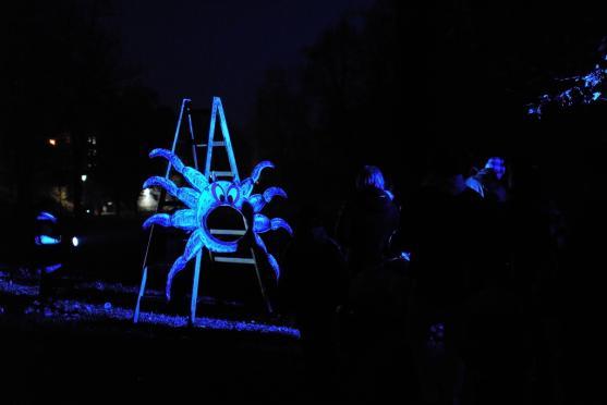 Strašidelnou Alejku letos znovu naplnila strašidla, děti a jejich smích