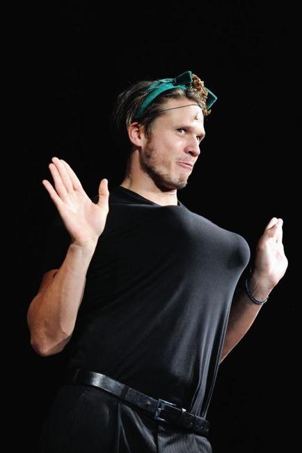 Krasavci Vyhazovači vyprodali broumovské divadlo čtrnáct dní před akcí