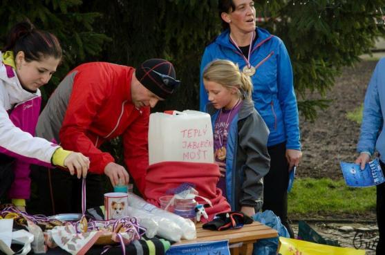 Vánoční běh Broumovem podpořil psí útulek