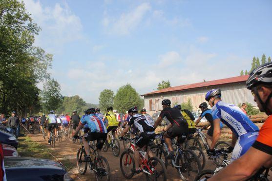 Na start cyklistického závodu Okolo Broumova se postavilo 194 závodníků