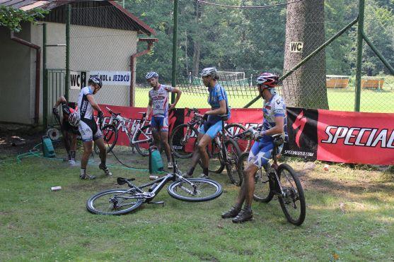 MTB TRILOGY: Po prologu a 1. etapě vede Hruška, druhý Vokrouhlík jel závěr etapy bez sedla