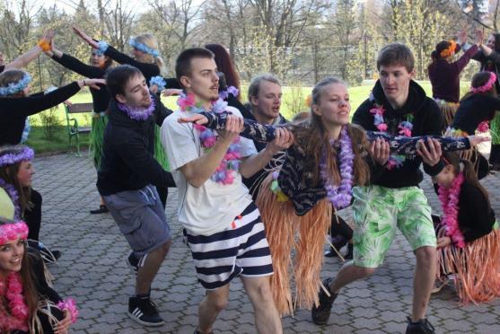 Vzpomínky jim nikdo nevezme. Studenti gymnázia se rozloučili se školou a spolužáky