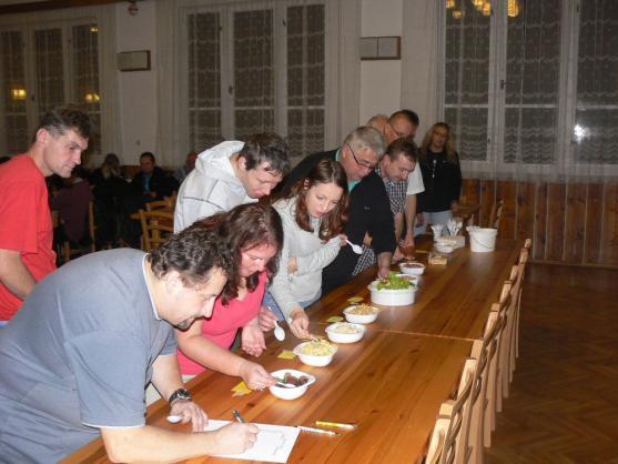 Ve Vernéřovicích spořádali 42 kilogramů bramborového salátu a k tomu sto řízků