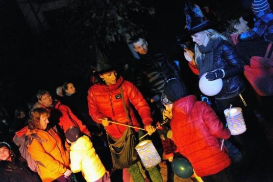 Alejka již popáté patřila čarodějkám, elfkám, smrtkám...