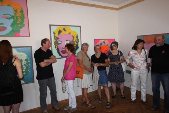 Police nad Metují zve na unikátní výstavu sítotisků Andyho Warhola