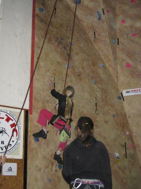 Členové broumovského horolezeckého kroužku poprvé startovali na lezeckých závodech