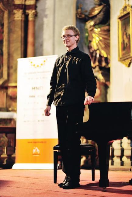 První polovinu festivalu Za poklady Broumovska zakončil koncert klavíristy Karla Vrtišky 