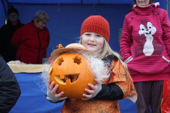 Na broumovském náměstí se dlabaly dýně už po osmé