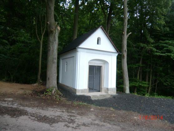 V Šonově u Broumova opravili kapličku. Koncem srpna dokončí Dům pro seniory 