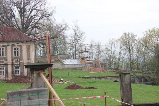 Pět měsíců stavebních prací v broumovském klášteře a jeho zahradě 
