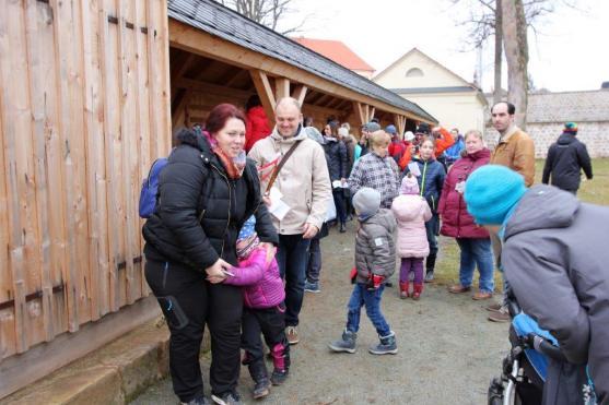 Hledání kuřátek v klášterní zahradě 