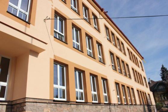 V září 2015 to bude 85 let, co byla v Broumově otevřena první česká škola 