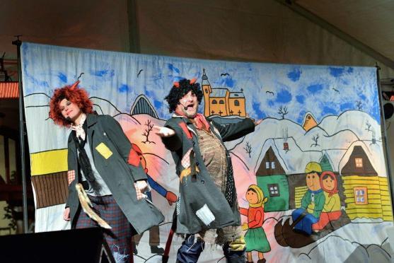 Rozsvícení vánočního stromu v Broumově si nenechaly ujít stovky lidí 