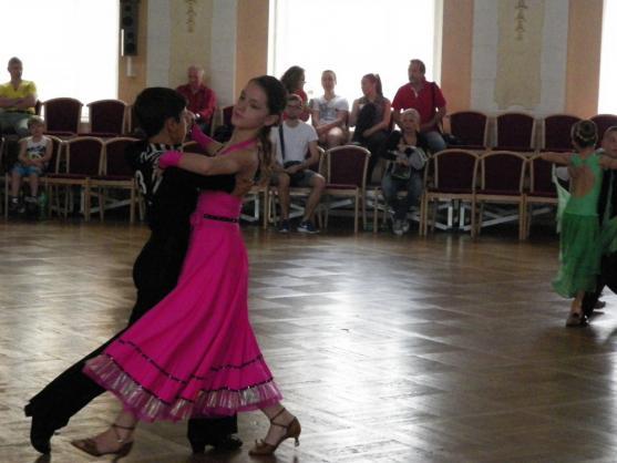 Broumovské taneční páry se zúčastnily dvou soutěží. Vzorně reprezentovaly město a domů si odvezly cenné kovy 