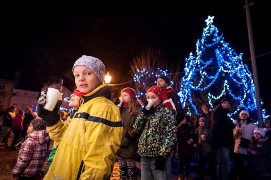 Počasí 1. adventní neděli nepřálo. Vánoční strom se ale rozsvítil 