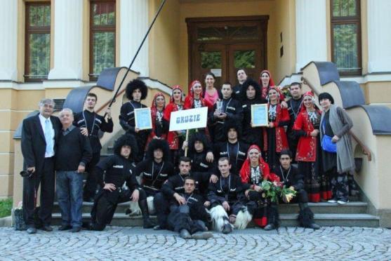 Světové folklorní soubory nečekaně překvapí Hronov, Náchod a Ratibořice 