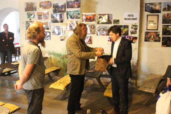 Americký velvyslanec v Broumově navštívil klášter, Masarykovu základní školu a undergroundový klub Eden