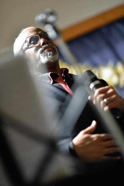 Lee Andrew Davison. Účinkoval ve filmu Šakalí léta, v muzikálu Hair a v sobotu na Plese podnikatelů 