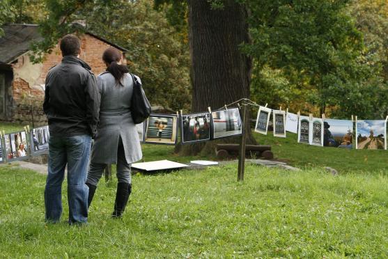Putovní výstava fotografií Na kolíčku pokračuje v broumovském Klubu ROK 