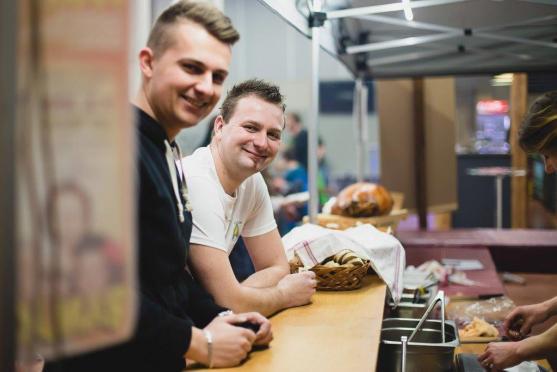 Na slavnostech piva a klobás v Centru Walzel natáčela polská Telewizja Wałbrzych