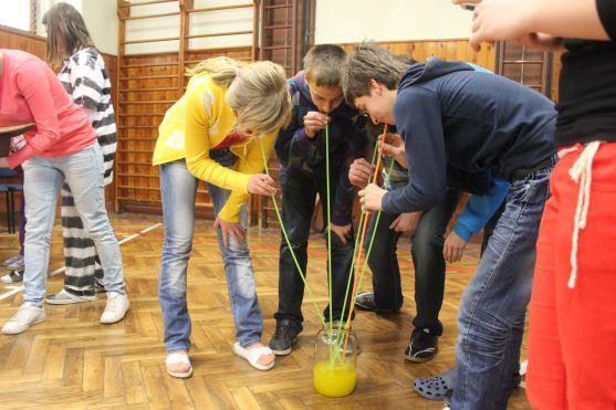 Okolí gymnázia v Broumově vonělo octem a levnými parfémy 