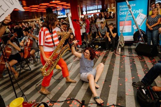 Při koncertním benefičním turné po nádražích muzikanti z Police Symphony Orchestra vybrali pro Plešouny přes sto tisíc korun 