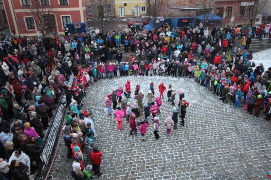 "Vítáme všechny, kdo se necháte rádi předvánočně naladit. Letos se tu scházíme již jedenáctým rokem!"