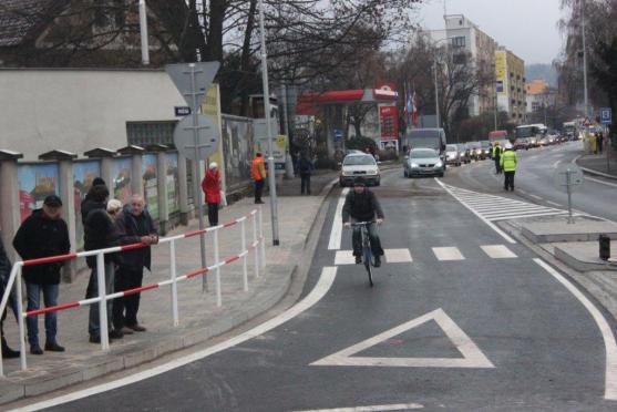 Nový kruhový objezd urychlí průjezd městem. Při slavnostním otevření se všichni shodli, že Náchod obchvat města potřebuje