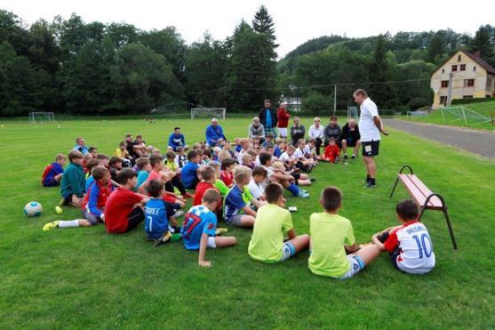 Na fotbalovou školičku přijel legendární sparťan a bývalý reprezentant Horst Siegl 