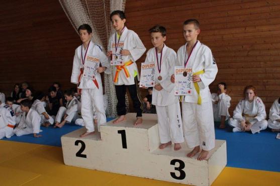 Turnaje v judu se v broumovské Sportovní hale na Spořilově zúčastnily téměř dvě stovky dětí