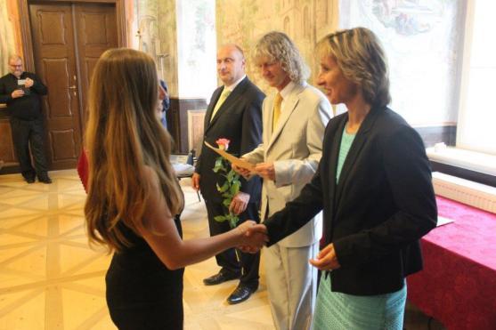 Absolventi Gymnázia Broumov převzali maturitní vysvědčení