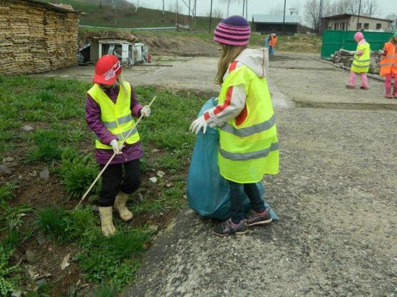 Děti z jetřichovské školy se připojily k jarnímu úklidu Broumovska
