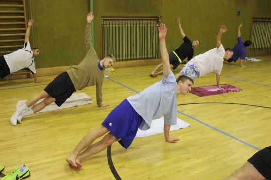 Broumovští fotbalisté se připravují na záchranu v krajském přeboru. Cvičí i jógu