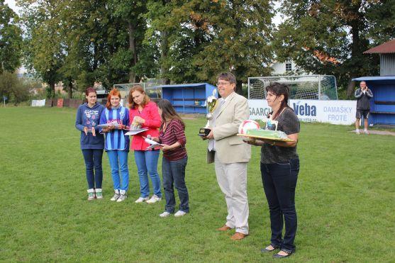 Tým fotbalových legend a herců Arabela pobavil broumovské publikum
