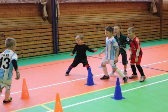 Fotbalová přípravka Slovanu Broumov strávila nedělní dopoledne s Létajícími trenéry