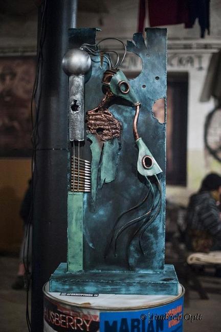 Výstavu Okuje ještě žhavé v undergroundovém klubu Eden uvedl básník Jaroslav Erik Frič