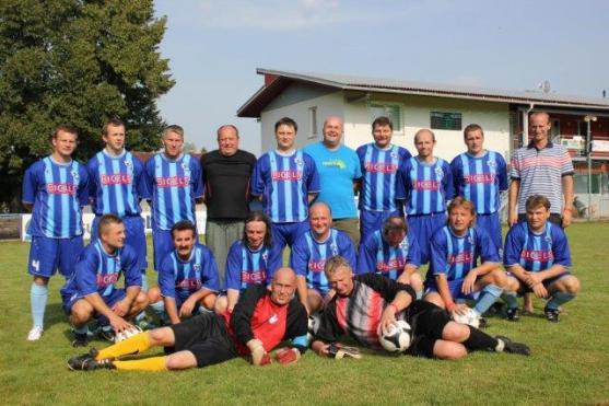http://nase.broumovsko.cz/fotbal/nezadrzitelny-utocnik-s-knirkem-provokater-a-milacek-tribun-frantisek-debnar-slavi-zivotni-jubileum.html